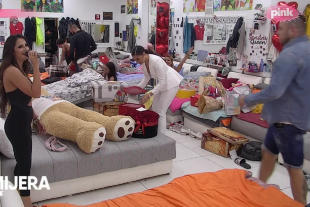 Filip Car se kaje zbog Sandre Čaprić: Ona je lepa i normalna! Zadrugar ne može da dođe sebi što NIJE USPEO DA ODRŽI VEZU SA PEVAČICOM