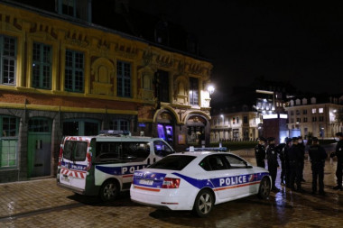 ŠOK! Leš devojčice (12) pronađen U KOFERU NASRED ULICE u Parizu! Roditelji u petak prijavili nestanak! NA TELU DETETA ISPISANE DVE CIFRE! (VIDEO)