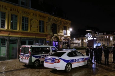 GORI PARIZ! NEREDI ZBOG UBISTVA TINEJDŽERA: Haos trajao čitave noći, policajac koji je pucao u mladića u pritvoru (VIDEO)