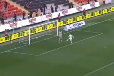 MEČ KAKAV SE NE PAMTI: Sklonili se rivalu da postigne gol, protivnik uzvratio NAMERNO promašenim penalom! (VIDEO)