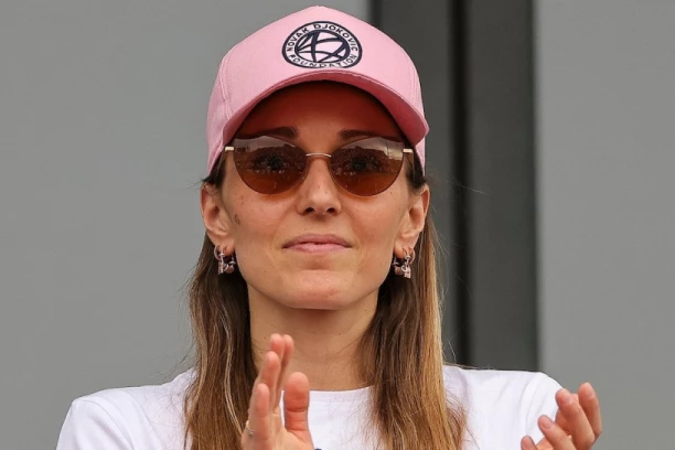 ČESTITKE NEMA NI NA VIDIKU: Dok Đokovići slave prinovu, Jelena na Instagramu okačila stori sa potpuno druge lokacije (FOTO)