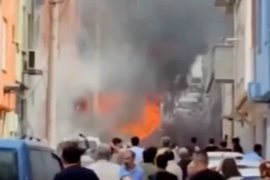 HOROR U TURSKOJ! Srušio se AVION  na ZGRADE! Ima žrtava! (VIDEO)