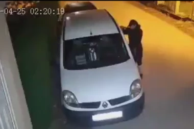 KRAĐA U BORČI! Sigurnosne kamere snimile ženu kako obija auto (VIDEO)