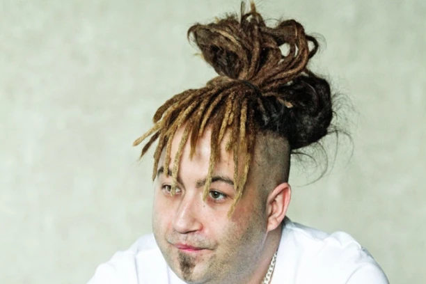 RASTA OGREBAO AUTOMOBIL VREDAN 150.000 EVRA: Isplivao snimak (VIDEO)