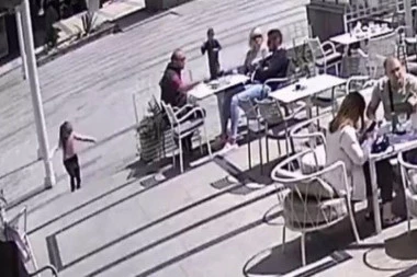 NEVEROVATNA SREĆA: U Podgorici pao deo fasade, umalo ubio dete! (VIDEO)