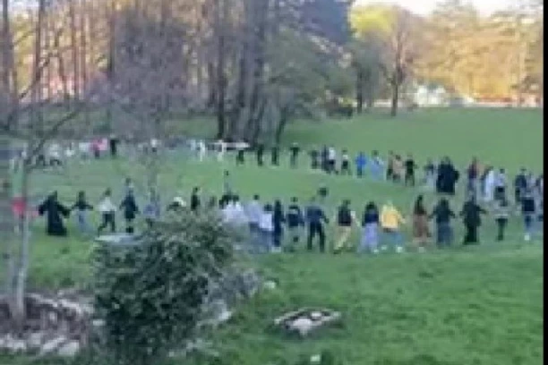 CRNOGORSKI ŠOVINIZAM PREMA SRPSKOJ DECI: Zapevala VESELI SE SRPSKI RODE na Cetinju, neki poručili da idu u Srbiju i pevaju to! (VIDEO)