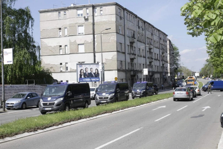 POKUŠALA DA UNESE NA SUĐENJE SINU 7 METAKA: Majka Lucifera, vođe "Anti-Roma", uhvaćena na ulazu u Specijalni sud