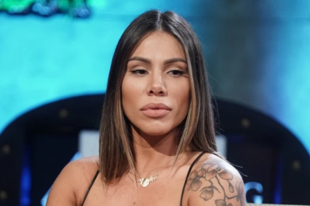 POGLEDAM POLNE ORGANE, ALI SE NE ODUŠEVIM: Telefon Sandre Afrike pun NEPRISTOJNIH PONUDA, pevačica otkrila ŠOK-DETALJE!