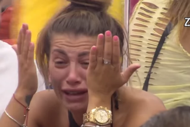 Dalila doživela NERVNI SLOM, LOM u Beloj kući! Matoroj PUKAO FILM, sasula joj sve u lice, pa je RASKRINKALA: SEKLA SI VENE ISPRED MENE! (VIDEO)