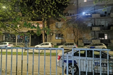 UŽASAVAJUĆA SCENA U ČAČKU! Zatečeno telo devojke ispred solitera u centru! (FOTO)