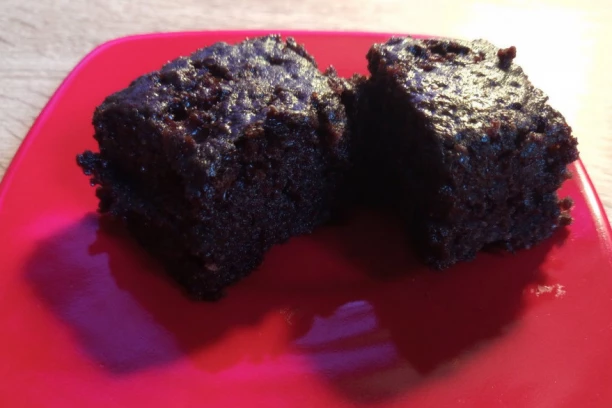 NEŠTO SLATKO, A BRZO: Klasičan čokoladni kolač sa prelivom od mleka!