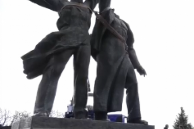 PALA GLAVA PRIJATELJSTVU DVA NARODA: Ukrajinci srušili spomenik - uništen simbol bratskog odnosa Ukrajine i Rusije! (VIDEO)