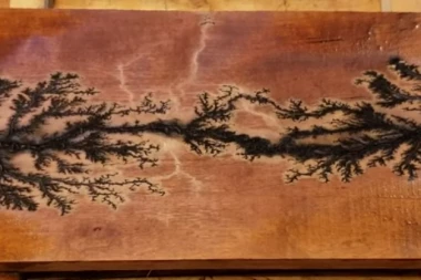 JEZIVA NESREĆA ZBOG UKRAŠAVANJA KUĆE: Hteli da isprobaju TikTok trend, ubila ih struja visokog napona