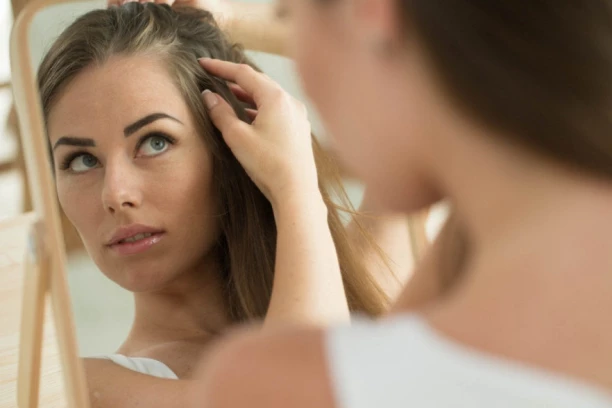 VODA OD KROMPIRA "UNIŠTAVA" SEDE: Zaboravite na farbanje, ovo je dar prirode!