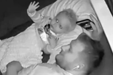 BEBA UPORNO MAHALA NEKOME I POZDRAVLJALA GA! Roditelji pogledali snimak, pa se PREPALI! (VIDEO)