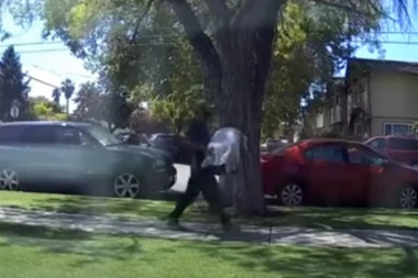 UŠAO U KUĆU DOK JE BAKA PAKOVALA NAMIRNICE I ODNEO BEBU! Policija traga za OTMIČAREM sa kačketom i MASKOM na licu!