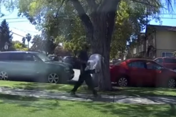 UŠAO U KUĆU DOK JE BAKA PAKOVALA NAMIRNICE I ODNEO BEBU! Policija traga za OTMIČAREM sa kačketom i MASKOM na licu!