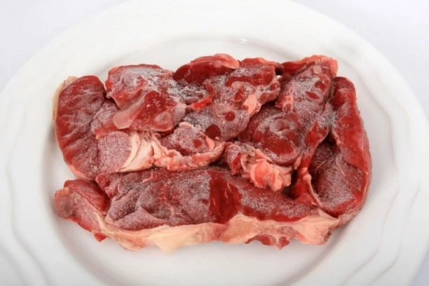 Najbrži način za ODMRZAVANJE MESA! Trebaju vam samo ČINIJA, jedna KESA i HLADNA VODA!