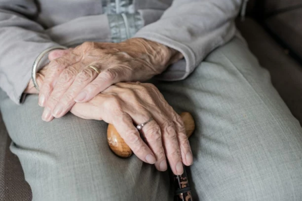 PRIMAJU SUMU OD KOJE ĆE VAS ZABOLETI GLAVA: Oni su najbogatiji PENZIONERI u Srbiji!