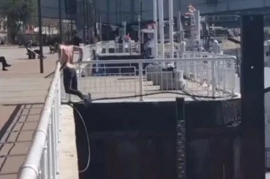 MLADIĆ VEŽBA NA OGRADI REKE SAVE: Građani u šoku, neki ga podržavaju, a neki osuđuju (VIDEO)