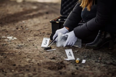 I DALJE KOLAJU MISTERIJE O SMRTI TRI DRUGA: Mahnuo je prijateljima, otišao da spava, pa posle tri dana pronađeni njihovi ZALEĐENI LEŠEVI u dvorištu!