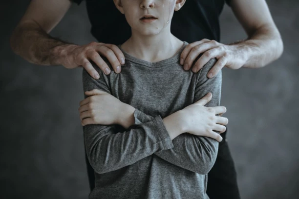 RODITELJI VIDELI DA SIN IMA CRVENE OČI I MLITAVU NOGU: Onda su otkrili jezivu istinu, UČITELJ GA JE PRIMORAO NA OVU STVAR i sada više ne može da ima NORMALAN  ŽIVOT