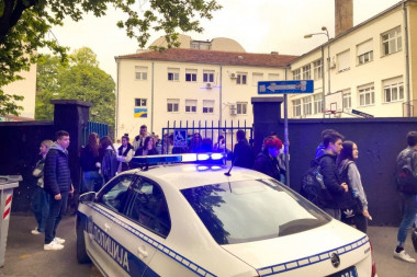 I danas više DOJAVA O BOMBAMA! Policija evakuisala ljude širom Srbije! (FOTO, VIDEO)