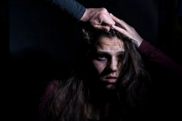 20 GODINA JE MALTRETIRAO I TERAO NA AFERU, A KADA GA JE NAPUSTILA UPUCAO JE SA 5 HITACA I OKONČAO JOJ ŽIVOT!