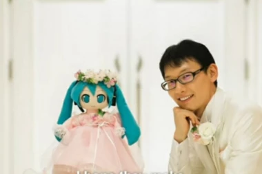 OŽENIO JE LUTKU IZ VIDEO IGRE I ZAPREPASTIO PLANETU! Tvrdi da mu je na venčanju SAMO jedna stvar nedostajala! (FOTO)