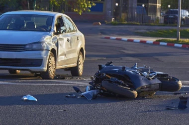 Automobil se sudario sa motociklom u Nišu! Vozač motora u veštačkoj komi, ima tešku povredu mozga!