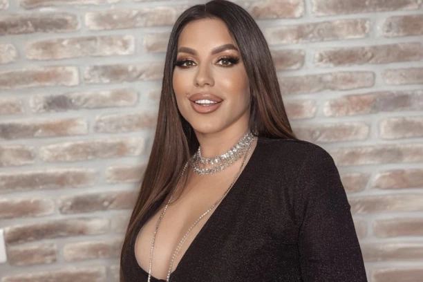 Seka na PLUS TRIDESET u ČIZMAMA! Pevačica se pojavila na plaži u nesvakidašnjem izdanju i izazvala HAOS na mrežama! (FOTO)