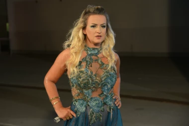 DALILINA DVOJNICA? Ermina Pašović ugradila SILIKONE, smršala, postala RIBA AVION, a komentari je razapeše zbog Dragojevićke! (VIDEO)