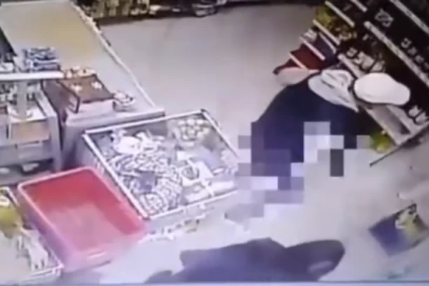 MANIJAK SKINUO GAĆE U SRED PRODAVNICE! Pokušao da krade, pa pokazivao svima svoje intimne delove! (VIDEO)