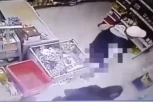 MANIJAK SKINUO GAĆE U SRED PRODAVNICE! Pokušao da krade, pa pokazivao svima svoje intimne delove! (VIDEO)