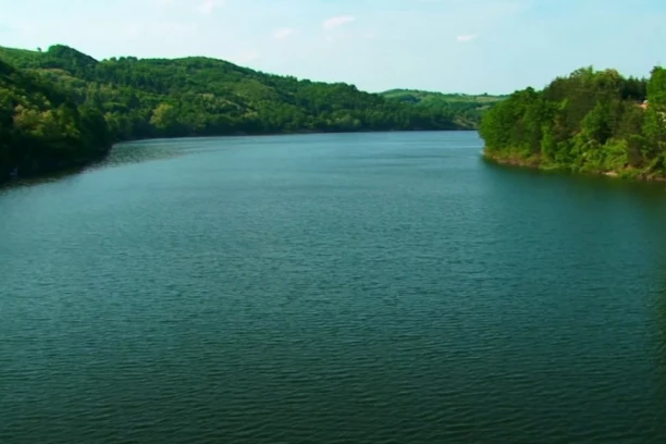 JEZIVA TAJNA KRIJE SE U DUBINAMA OVOG JEZERA! Ispredaju se legende o jednom od omiljenih kupališta u Srbiji! (VIDEO)