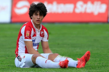 Sede u beogradskom kafiću: Jović opalio selfi sa Zvezdinim pojačanjem iz Arsenala! (FOTO)