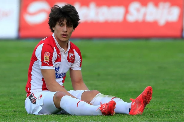 Sede u beogradskom kafiću: Jović opalio selfi sa Zvezdinim pojačanjem iz Arsenala! (FOTO)