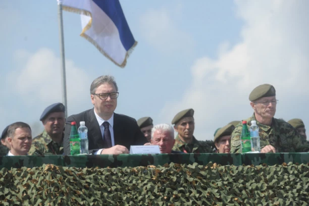 OBRAĆANJE PREDSEDNIKA VUČIĆA POSLE PRIKAZA U BATAJNICI: Srbija će sačuvati svoje nebo, NASTAVIĆEMO DA SNAŽIMO NAŠU VOJSKU (FOTO,VIDEO)