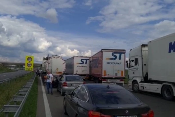 RADOVI NA DEONICAMA NEKIH PUTNIH PRAVACA: Zadržavanje teretnih vozila na graničnim prelazima