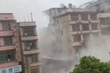 STRAVIČNA NESREĆA U KINI! Srušila se zgrada, u ruševinama ZAROBLJENO najmanje 23 osobe! (VIDEO)