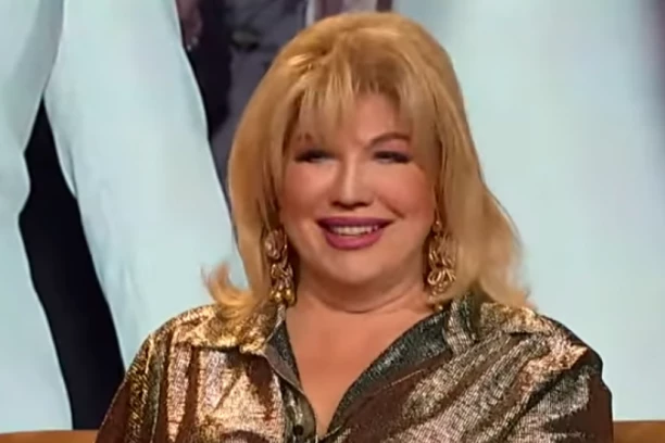 SUZANA MANČIĆ UHVAĆENA U ZAGRLJAJU POZNATOG GLUMCA: Svi gledaju i ne veruju, a onda je OTKRILA ISTINU O RAZVODU SA SIMEONOM! (FOTO)