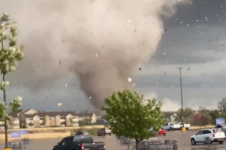 TORNADO PROTUTNJAO KROZ PRESTONICU! Obarao drveće i tezge na pijaci, narod u čudu posmatrao haos (VIDEO)
