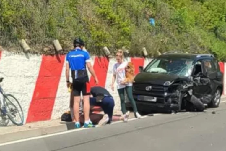 Vozač ISPAO iz automobila, vozilo LETELO nekoliko metara! Teška saobraćajna nesreća kod Tučkova! (UZNEMIRUJUĆE FOTOGRAFIJE)