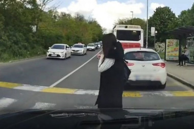 DIVLJAČKA VOŽNJA I MOBILNI TELEFON! Devojka za dlaku izbegla da je POKOSI automobil na pešačkom prelazu! (VIDEO)