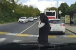 DIVLJAČKA VOŽNJA I MOBILNI TELEFON! Devojka za dlaku izbegla da je POKOSI automobil na pešačkom prelazu! (VIDEO)