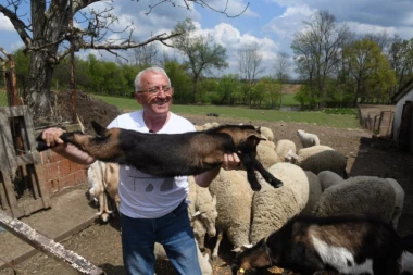 DOMAĆINSKI KOD GAZDA ERE SVE PO REDU ZA PRVI MAJ: Kad ja roštiljam celo dvorište MIRIŠE - moje kolege poziraju, šetkaju se, a ja OVAKO! (VIDEO)
