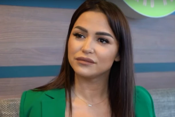 STIŽE ESTRADNA BOMBA: Aleksandra Mladenović nakon HAOSA na nastupu u Mrkonjić Gradu, otkrila sa kojom koleginicom snima duet! (VIDEO)