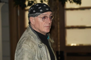 PEVAČ SMUVAO 22 GODINE MLAĐU! Kad je zaprosio devojku, ONA JE BILA MALOLETNA! Evo šta kaže kad čuje da ga ljudi prozivaju (FOTO)