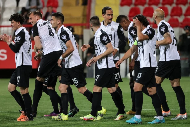 Trofejni stručnjak stiže u Humsku: Veliki Grobar i bivši trener Lidsa preuzima Partizan?