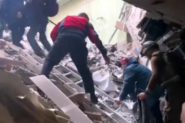 PRVI SNIMCI EVAKUACIJE U MARIJUPOLJU! Evakuisana prva grupa od 100 ljudi, među njima i DECA! (VIDEO)